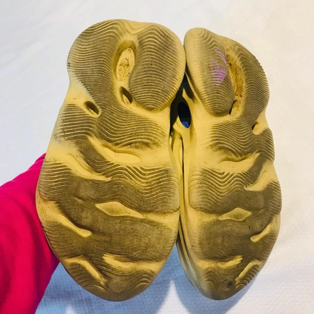 Adidas Yeezy - Picture 7 of 11